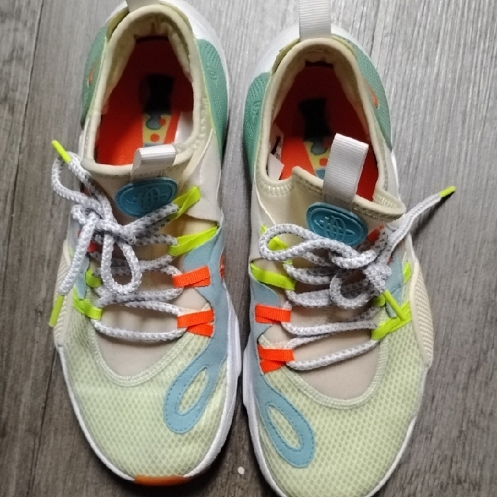 Stylish Women's Athletic Shoes in Cream and Blue - Picture 7 of 16